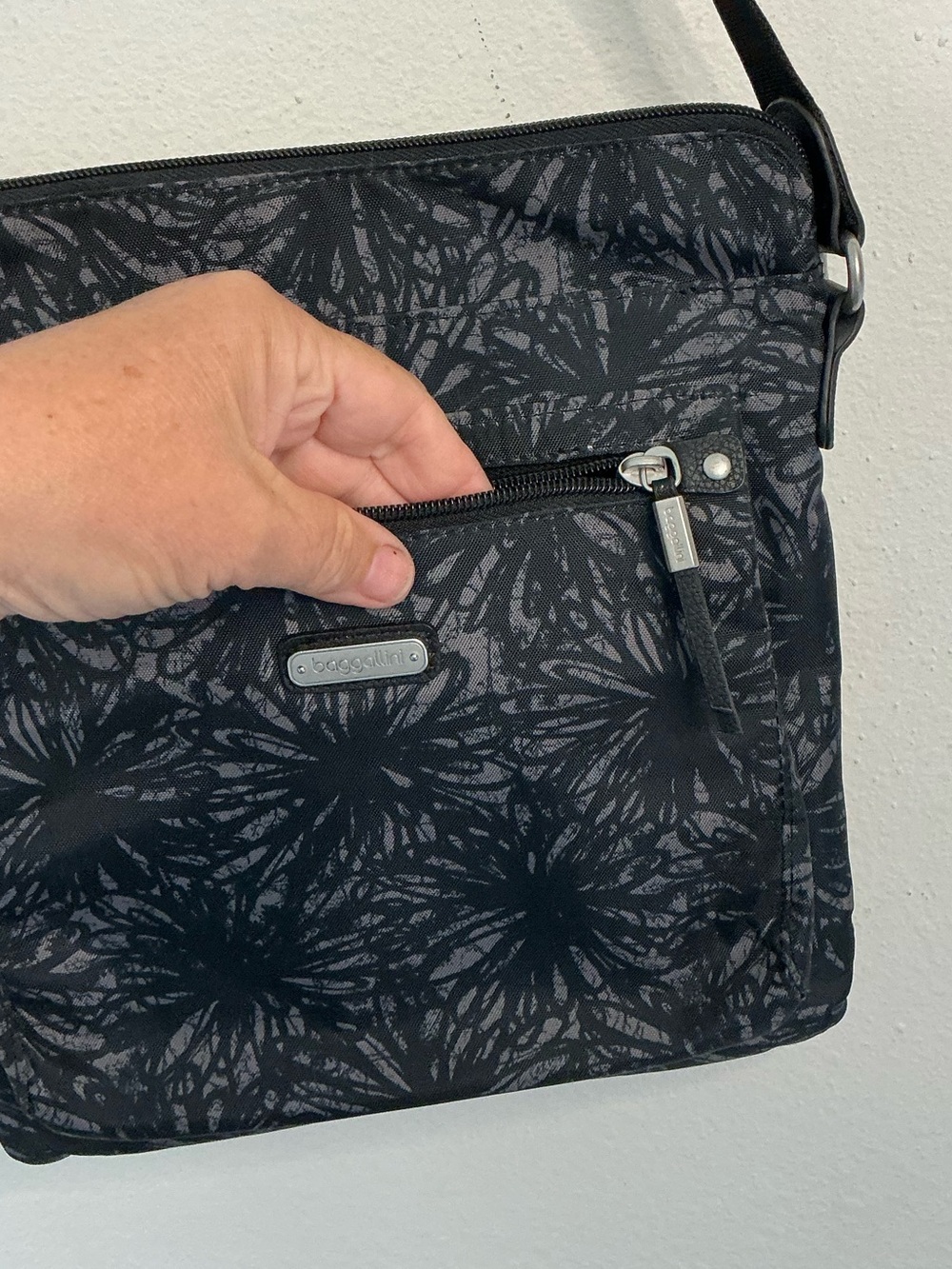Baggallini Crossbody Bag Black Gray Floral Travel Lightweight Nylon RFID Style - Picture 4 of 9